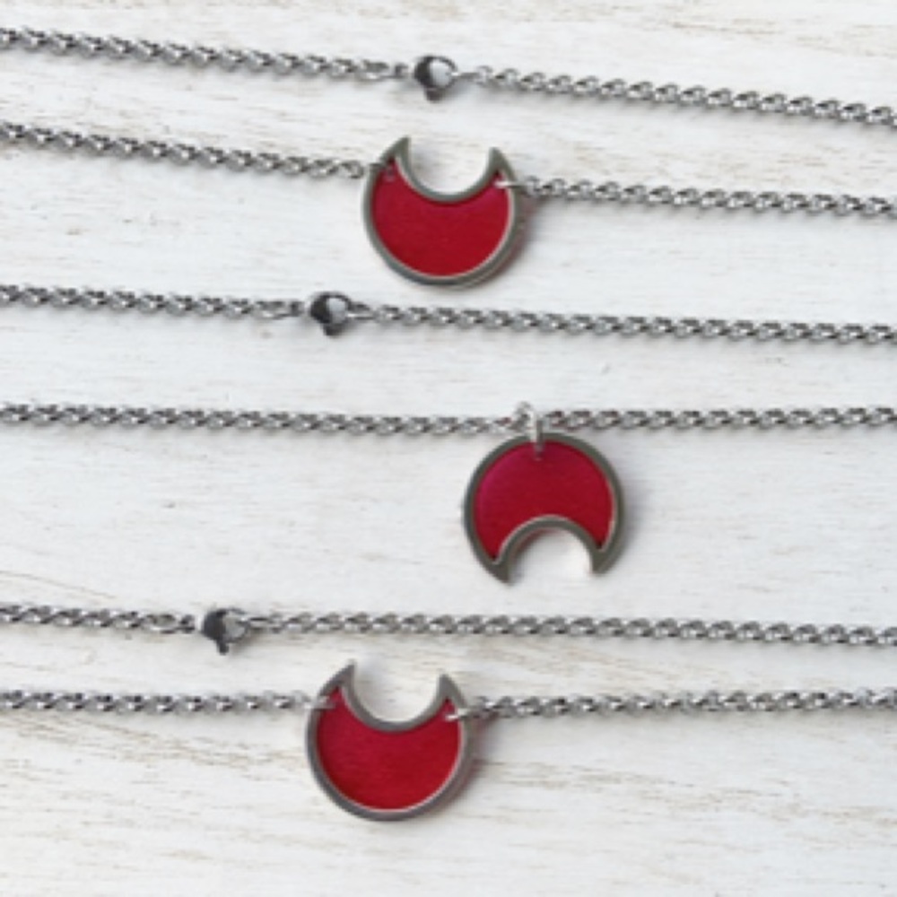 Red & silver resin crescent moons 3 layer necklace - Picture 3 of 10